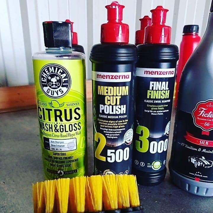 Une variété de produits pour nettoyer et protéger votre voiture.